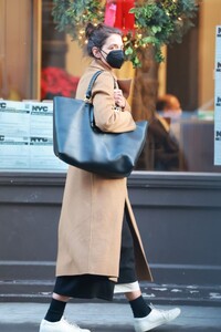 katie-holmes-out-and-about-in-new-york-12-29-2022-6.thumb.jpg.14eb3b141326527307508c78279fa76e.jpg