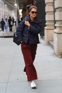 katie-holmes-out-in-new-york-01-04-2023-1.thumb.jpg.4c24da68eaa054363fa6726e715a2c21.jpg