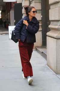 katie-holmes-out-in-new-york-01-04-2023-3.thumb.jpg.785faa6dc8d1c9c377c9321a2249f794.jpg