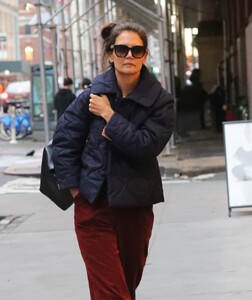 katie-holmes-out-in-new-york-01-04-2023-5.thumb.jpg.cadc3dc42eb44390057fcba2395113f8.jpg