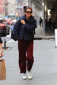 katie-holmes-out-in-new-york-01-04-2023-6.thumb.jpg.f8619859d7c45df49501ae6d19eb2536.jpg