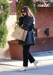 katie-holmes-out-shopping-in-new-york-01-16-2023-5.jpg