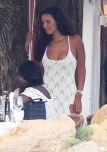 maya-jama-at-lunch-with-friends-at-es-xarcu-restaurant-in-ibiza-07-14-2022-4.thumb.jpg.9e6f5e60b179f1deb8e9a84adaaa33de.jpg