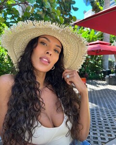 maya-jama-instagram-photos-12-30-2022-6.jpg