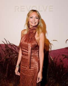 nicole-richie-at-revolve-gallery-closing-day-in-new-york-09-11-2022-4.jpg