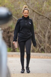 nicole-richie-out-and-about-in-hollywood-02-21-2022-4.thumb.jpg.519d3077d5e39a851e24f66eb84d42d7.jpg