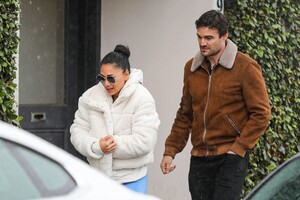 nicole-scherzinger-and-thom-evans-out-kissing-in-beverly-hills-02-24-2023-3.jpg