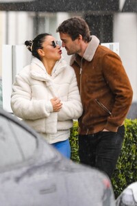 nicole-scherzinger-and-thom-evans-out-kissing-in-beverly-hills-02-24-2023-5.jpg