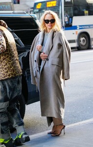 pamela-anderson-leaves-her-hotel-with-in-new-york-02-03-2022-1.jpg