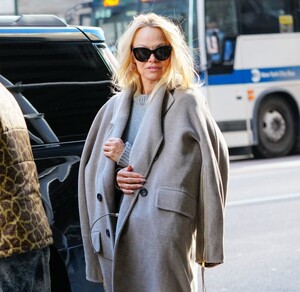 pamela-anderson-leaves-her-hotel-with-in-new-york-02-03-2022-2.jpg