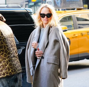pamela-anderson-leaves-her-hotel-with-in-new-york-02-03-2022-4.jpg