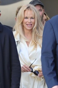 pamela-anderson-promotes-her-new-book-love-pamela-at-the-grove-mall-in-los-angeles-01-31-2023-4.jpg