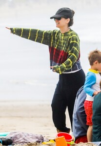 rachel-bilson-beach-day-in-malibu-05-25-2022-3.jpg