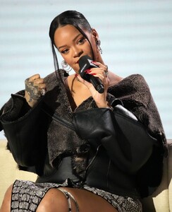 rihanna-at-apple-music-super-bowl-lvii-halftime-show-in-phoenix-02-09-2023-3.jpg