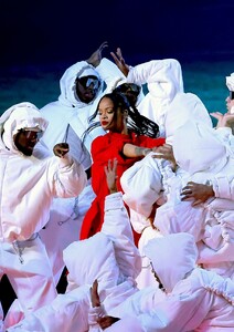rihanna-performs-at-superbowl-lvii-halftime-show-in-glendale-02-12-2023-2.jpg