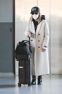 sarah-michelle-gellar-arrives-at-jfk-airport-in-new-york-01-30-2023-4.jpg