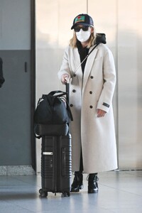 sarah-michelle-gellar-arrives-at-jfk-airport-in-new-york-01-30-2023-6.jpg
