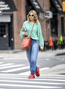 sienna-miller-out-and-about-in-new-york-11-01-2022-5.jpg