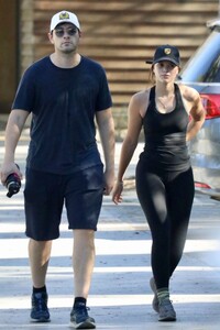 sofia-richie-and-elliot-grainge-out-hiking-in-beverly-hills-11-28-2021-8.jpg