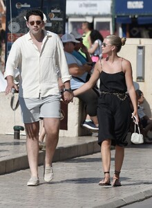 sofia-richie-and-elliot-grainge-out-in-st-tropez-07-14-2022-11.jpg