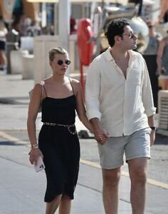 sofia-richie-and-elliot-grainge-out-in-st-tropez-07-14-2022-8.jpg