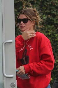 sofia-richie-heading-to-alo-yoga-store-in-beverly-hills-12-07-2021-6.jpg