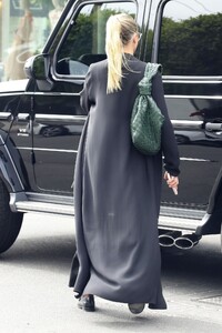 sofia-richie-out-shopping-in-west-hollywood-05-19-2022-0.jpg