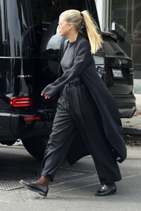 sofia-richie-out-shopping-in-west-hollywood-05-19-2022-1.jpg