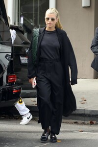 sofia-richie-out-shopping-in-west-hollywood-05-19-2022-6.jpg