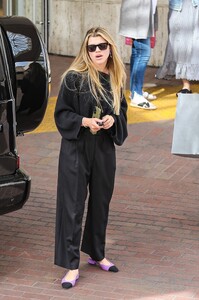 sofia-richie-shopping-at-neiman-marcus-in-beverly-hills-03-15-2022-2.jpg