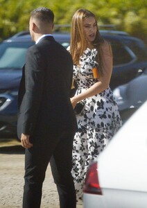 sofia-vergara-arrives-at-sarah-hyland-s-wedding-at-sunstone-winery-08-20-2022-3.thumb.jpg.76dedf4cd7bf0369d02011aac8e98b9f.jpg