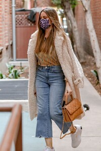 sofia-vergara-out-in-beverly-hills-12-27-2021-9.jpg