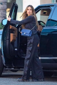 sofia-vergara-out-shopping-in-century-city-10-26-2022-8.jpg