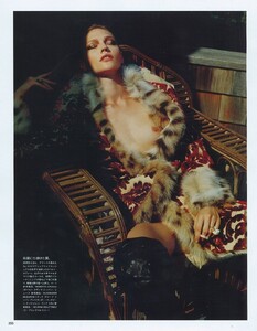 vogue-japan-11-2010_sasha_(2).thumb.jpg.208b35dcfd4881dac8121b138ae5c2f5.jpg