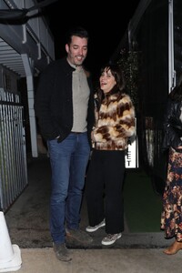 zooey-deschanel-and-jonathan-scott-out-for-dinner-in-los-angeles-12-22-2022-1.jpg