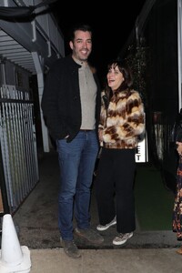 zooey-deschanel-and-jonathan-scott-out-for-dinner-in-los-angeles-12-22-2022-5.jpg