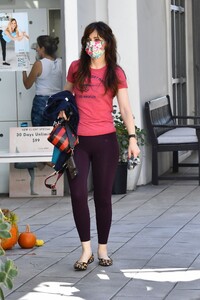 zooey-deschanel-heading-to-pilates-class-in-brentwood-10-18-202-0.jpg