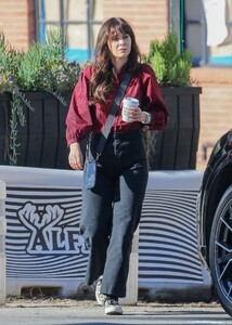 zooey-deschanel-out-for-coffee-at-alfred-coffee-in-santa-monica-02-08-2023-3.jpg
