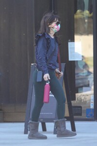 zooey-deschanel-out-for-early-morning-work-in-brentwood-11-24-2022-4.jpg