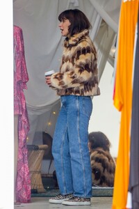 zooey-deschanel-out-shppping-at-asa-kaftans-in-venice-beach-11-02-2022-2.jpg