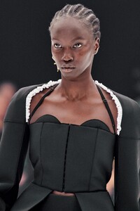 00007-Givenchy-Spring-2022-RTW-Credit-Alessandro-Lucioni-GORUNWAY.thumb.jpg.f67505720ebd4e4ae4d69bdb96a578a6.jpg