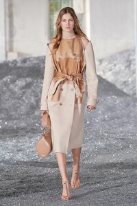 00011-Burberry-Spring-2022-RTW-London-credit-Burberry.thumb.jpg.661595c2a7be4a8b99dc9a2d1e44e0e4.jpg