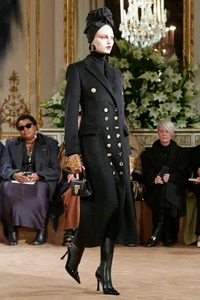 00011-schiaparelli-fall-2023-ready-to-wear-credit-gorunway.thumb.webp.191867683f0032fc86b81d9c86fcf9c8.webp