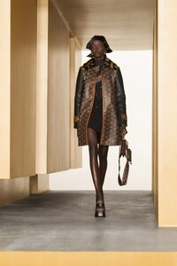 00016-VERSACE-FALL-21.thumb.jpg.7f124728a1b62195b5097569ce324e6e.jpg