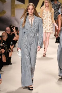 00026-Chanel-Spring-22-RTW-Paris-credit-gorunway.thumb.jpg.894f6e472ddd04a257b52ce4e214e99e.jpg