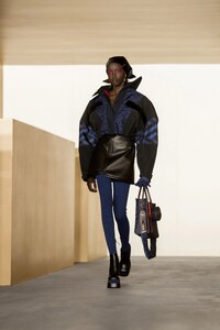 00029-VERSACE-FALL-21.thumb.jpg.7edc6d8d71217cc89f124d5285031d82.jpg