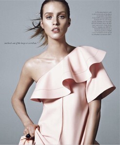 1269718057_harper-bazaar-2013-03-mar(dragged)123.thumb.jpg.627270b34d9d1c35d79286ac23035e08.jpg