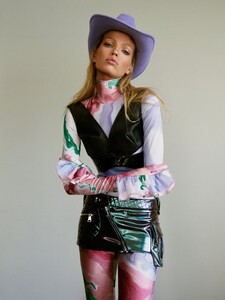 Harper's Bazaar Greece March 2023_8.jpg