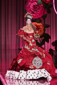 1963008090_ChristianDior2004HauteCouture45.thumb.jpg.29d98004ac2b761805dadf215b09f84d.jpg