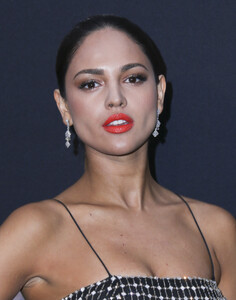 Eiza-Gonzalez_-MOCA-Gala-2016--11.jpg